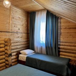 Номер комфорт с 1 односпальной и 1 двуспальной кроватью №5