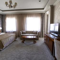 Семейный номер с 1 двухъярусной и 1 двуспальной кроватями