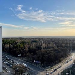 Фото Отель Новая квартира с кроватью возле панорамного окна, высокий этаж