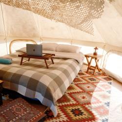 Шатёр комфорт Gateway Tent nestled in a garden (общие удобства на территории)