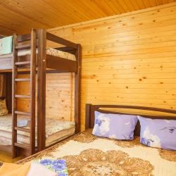 Комната стандарт с 1 двуспальной кроватью и 1 двухъярусной кроватью