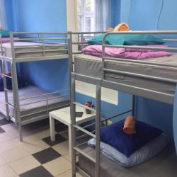 Кровать в 8-местном общем номере