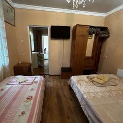 Номер улучшенный с 3 односпальными и 1 двуспальной кроватью