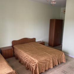 Номер стандарт с 2 односпальными и 1 двуспальной кроватью