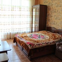 4-местный номер улучшенный с балконом, видом на горы и бассейн
