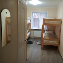 Кровать в 4-местном общем женском номере