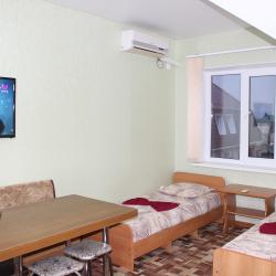 Номер улучшенный стандарт с 4 односпальными и 1 двуспальной кроватью