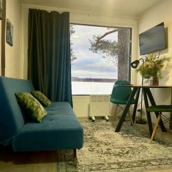 Домик у озера