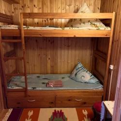 Коттедж с 1 двуспальной кроватью и 1 двухъярусной кроватью