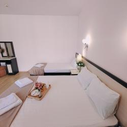 Номер люкс улучшенный с 1 односпальной и 1 двуспальной кроватью