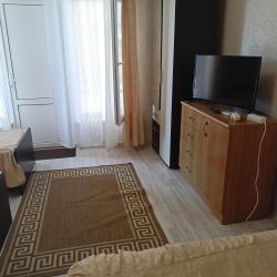 Комната стандарт с 2 односпальными и 1 двуспальной кроватью