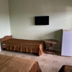 Номер стандарт с 2 односпальными и 1 двуспальной кроватью