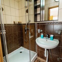 Номер студия с 1 двуспальной кроватью, кухней и балконом