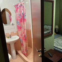 Комната стандарт с 1 двуспальной кроватью и креслом