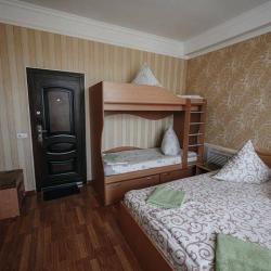 Номер эконом с 1 двуспальной и 1 двухъярусной кроватью