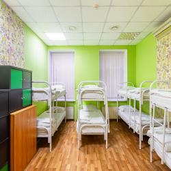 Кровать в 8-местном общем женском номере №408