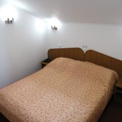 Номер стандарт с 1 двуспальной кроватью (мансарда)