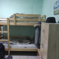 Кровать в мужском 8-местном номере (удобства на этаже)