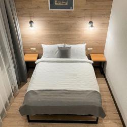 Номер улучшенный стандарт с 2 односпальными и 1 двуспальной кроватью