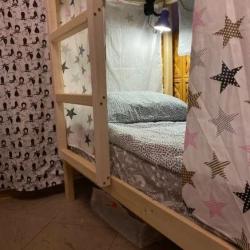 Кровать в общем женском номере с 3 двухъярусными кроватями (удобства на этаже)