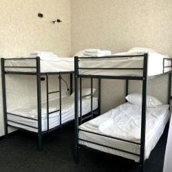 Кровать в 6-местном общем номере