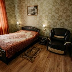 Номер двухкомнатный с двуспальной кроватью, двуспальным диваном и креслом кроватью №11