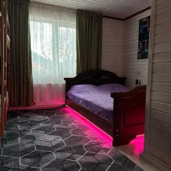 Номер улучшенный с 1 двуспальной кроватью и 1 двухъярусной кроватью