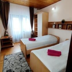 Номер стандарт с 4 односпальными кроватями и балконом