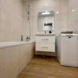 Фото Отель Новая квартира с кроватью возле панорамного окна, высокий этаж