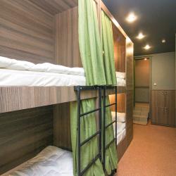 Кровать в 8-местном общем номере (без окна)