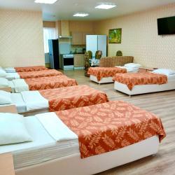 Кровать в 8-местном общем номере