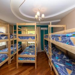 Кровать в 10-местном общем мужском номере (общие удобства)
