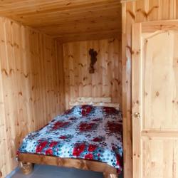 Комната студия с 1 двуспальной кроватью и диваном