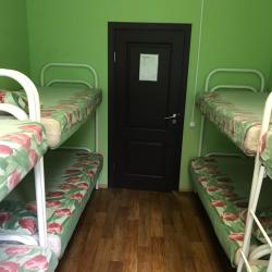 Кровать в 8-местном женском номере (удобства на этаже)