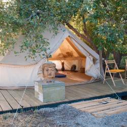 Шатёр комфорт Gateway Tent nestled in a garden (общие удобства на территории)