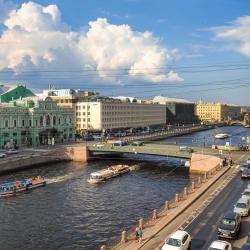 Студию Комфорт с видом на Фонтанку с двуспальной кроватью и диваном