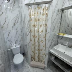 4-местный номер комфорт с 1 двуспальной кроватью и 1 двухъярусной кроватью