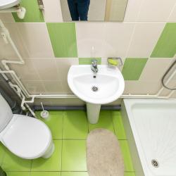 Кровать в 5-местном мужском номере с душем