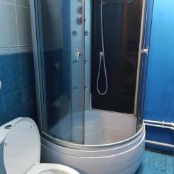Кровать в общем мужском номере с 4-двухъярусными кроватями