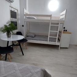 Комната полулюкс с 1 двуспальной кроватью и 1 двухъярусной кроватью