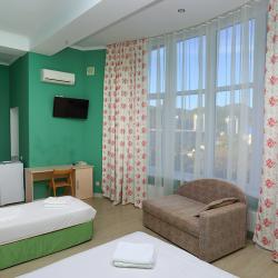 Номер комфорт с 1 односпальной и 1 двуспальной кроватью