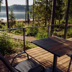 Коттедж улучшенный с общей террасой и видом на лес