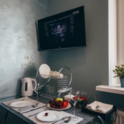 Комната студия с 1 двуспальной кроватью и кухней