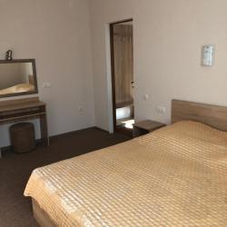 Номер стандарт с 2 односпальными и 1 двуспальной кроватью