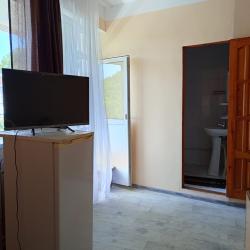 Номер стандарт с 1 односпальной и 1 двуспальной кроватью с балконом