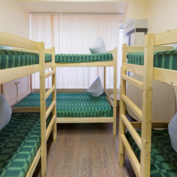 Кровать в 10-ти местном номере (удобства на этаже)