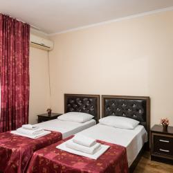 Комната комфорт с 1 односпальной и 1 двуспальной кроватью