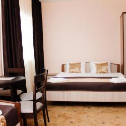 Номер стандарт с 1 односпальной и 1 двуспальной кроватью