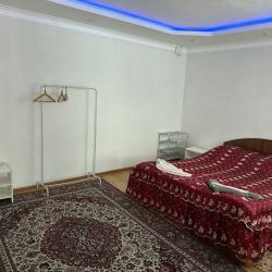 Комната стандарт с 1 односпальной и 1 двуспальной кроватью (удобства на этаже)