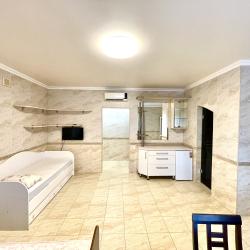 Номер люкс с 1 односпальной и 1 двуспальной кроватью